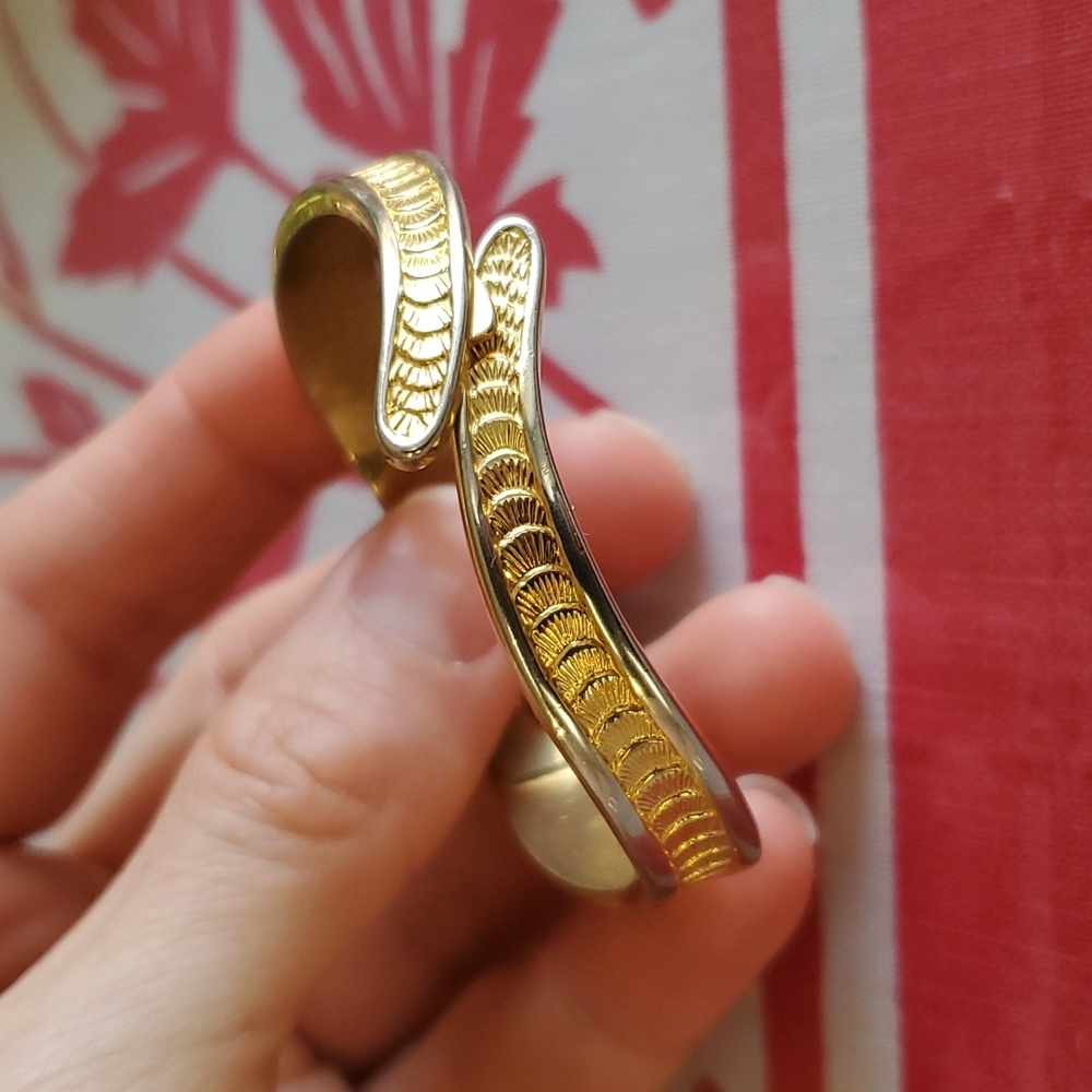 3/$25 Stunning silver and gold tone shell bracelet Vintage